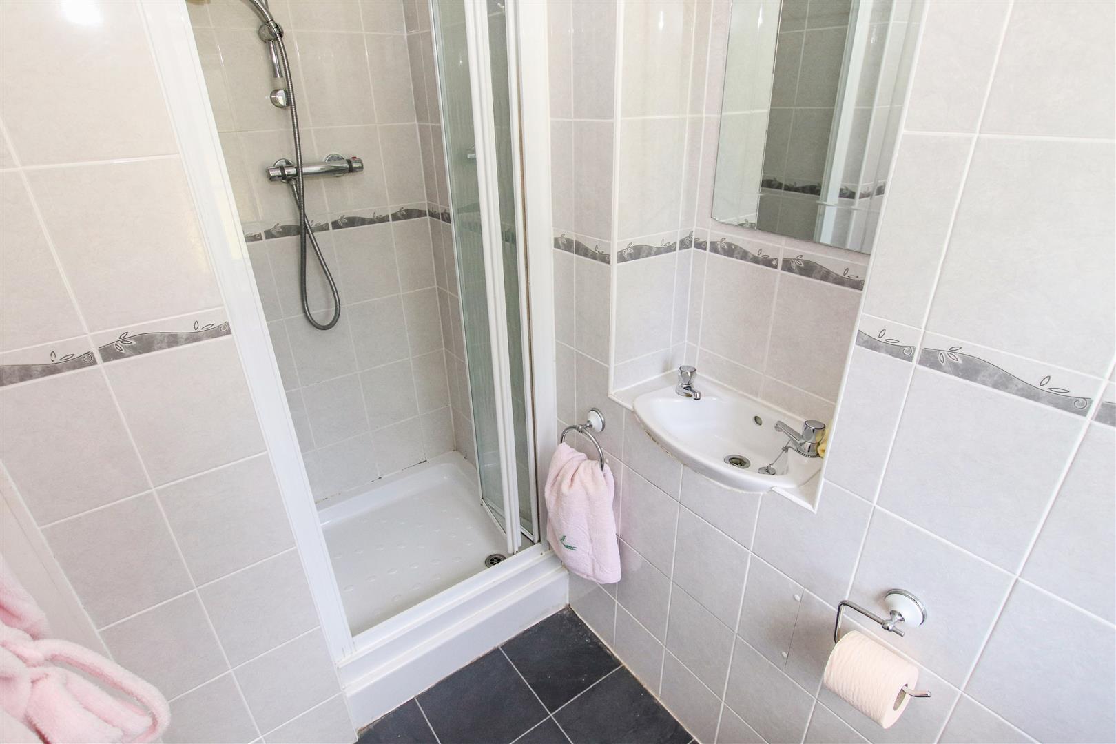 EN-SUITE SHOWER ROOM